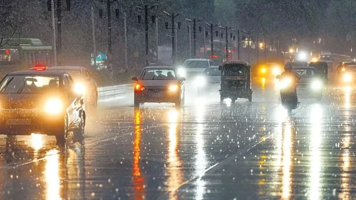 दिल्ली-एनसीआर में छाए काले बादल, तेज हवाओं के साथ बारिश का मौसम