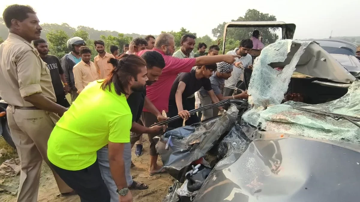 दिल्ली से बिजनौर लौटते समय हादसा: गंगनहर पुल पर कार ट्रक से टकराई, दो की मौत