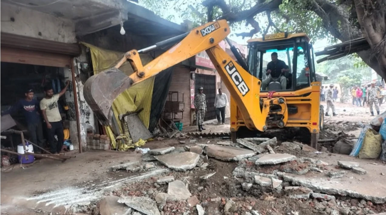 बवाल वाले इलाकों में गरजा निगम का बुलडोजर: 34 से अधिक दुकानदारों का कब्जा ढहाया