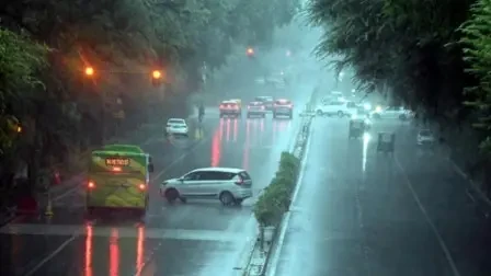 दिल्ली-एनसीआर में झमाझम बारिश से बढ़ी ठंड, तापमान में आई तेज गिरावट