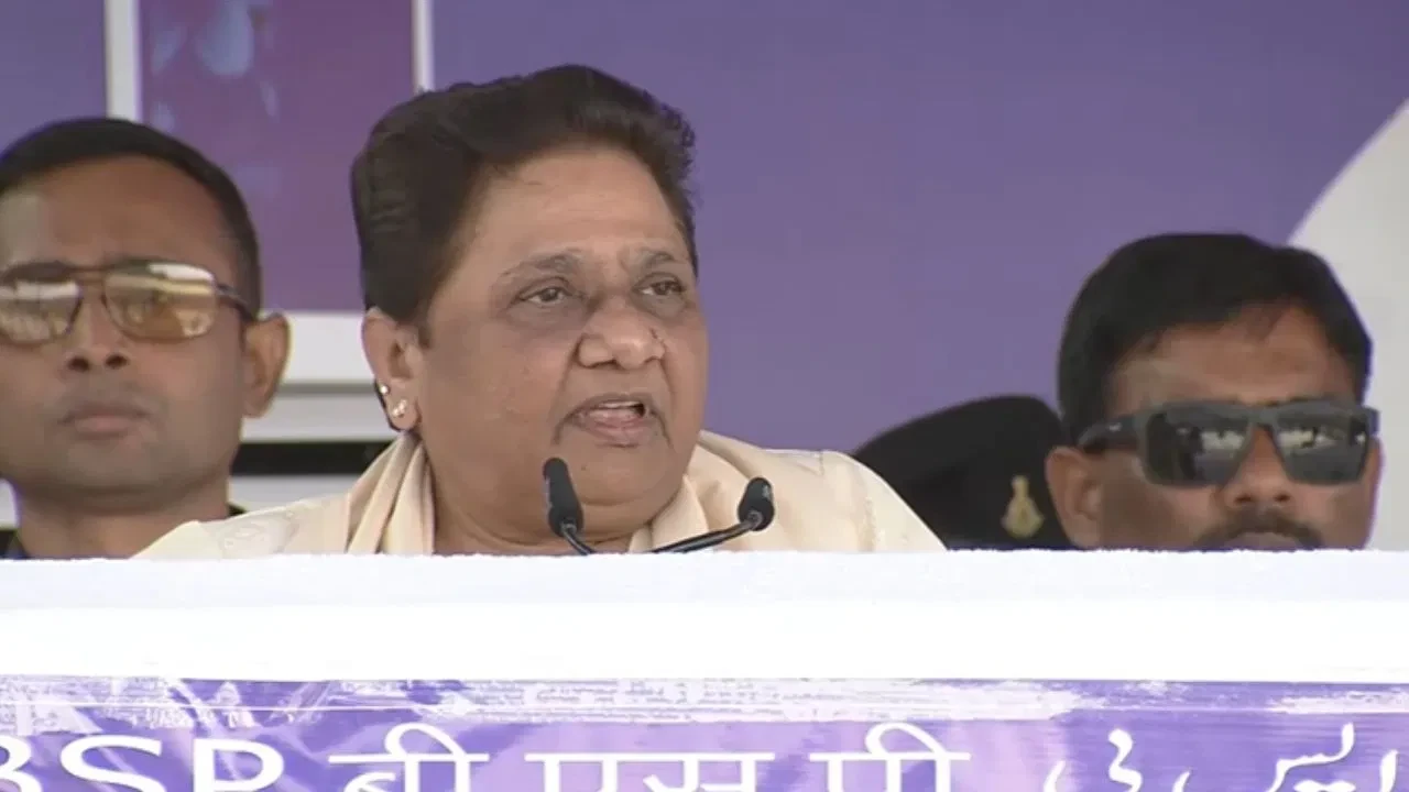 लखनऊ में मायावती की शक्ति प्रदर्शन रैली, 2027 में अकेले चुनाव लड़ने का ऐलान