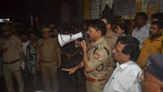 कानपुर: बिसातखाना में पुलिस की रातभर छापेमारी, तीन दुकानों से विस्फोटक और पटाखे बरामद