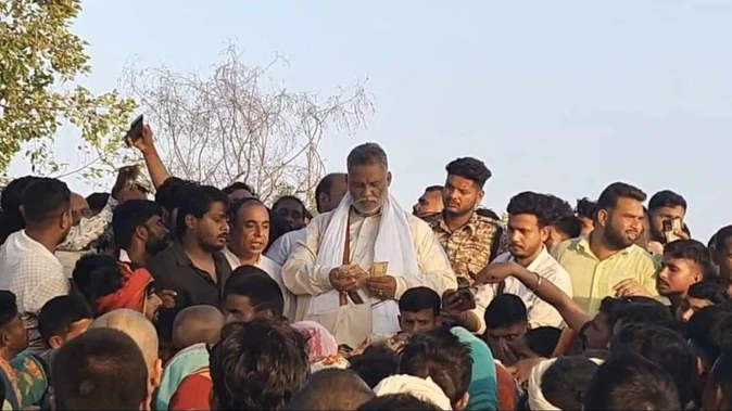 पप्पू यादव के नोटों से बढ़ा चुनावी तापमान, बाढ़ पीड़ितों में बांटा पैसा