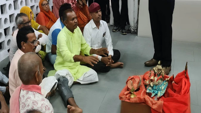 जनसुनवाई में अनोखा नजारा: मंदिर के पुजारी ने भगवान की मूर्ति संग मांगा न्याय
