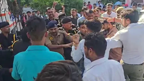 झांसी: बुंदेलखंड विश्वविद्यालय में छात्र संगठन में झड़प, एबीवीपी ने दर्ज कराई एफआईआर