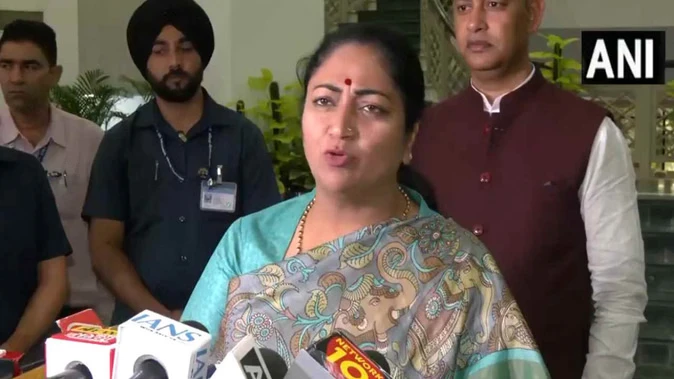 सीएम रेखा ने 11 कोरोना योद्धाओं के परिवारों को दिए एक करोड़ के चेक