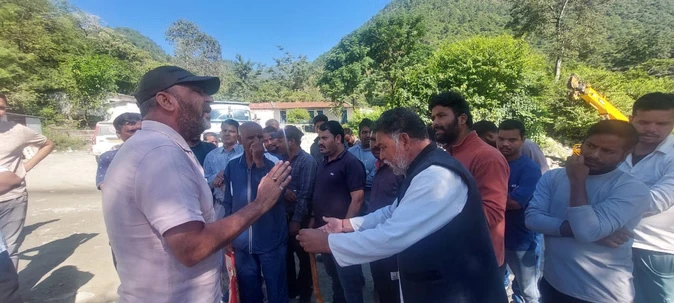 चमोली: मेठाना तोक में ग्रामीणों ने रेलवे कार्य रोका, विस्फोट से घरों में दरारें
