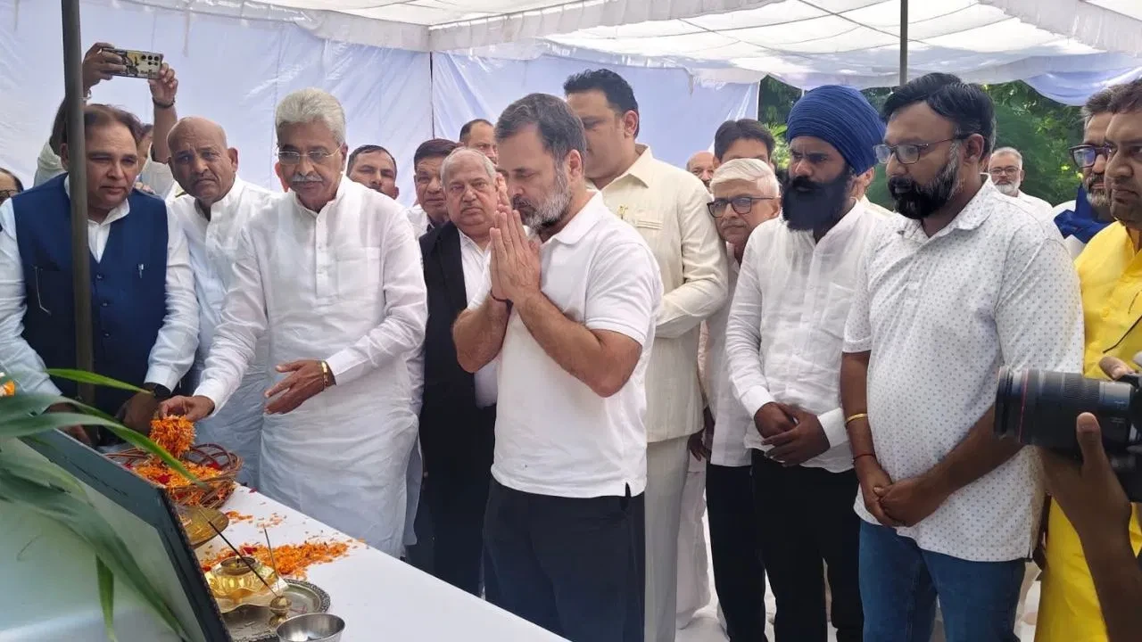 आईपीएस पूरन कुमार मामले में राहुल गांधी पहुंचे परिवार से मिलने, कहा– दलितों के साथ हो रहा सिस्टमैटिक भेदभाव