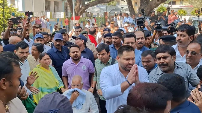 तेजस्वी यादव ने राघोपुर से दाखिल किया नामांकन, सीट बंटवारे से पहले चुनावी तैयारी तेज