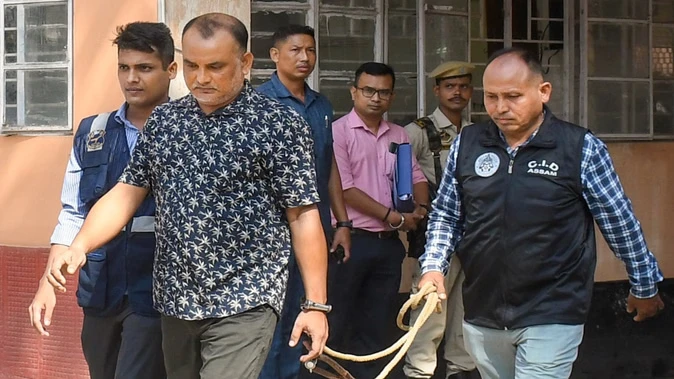 जुबीन गर्ग केस: आरोपियों को जेल ले जाते समय भीड़ ने किया पथराव, पुलिस ने किया लाठीचार्ज