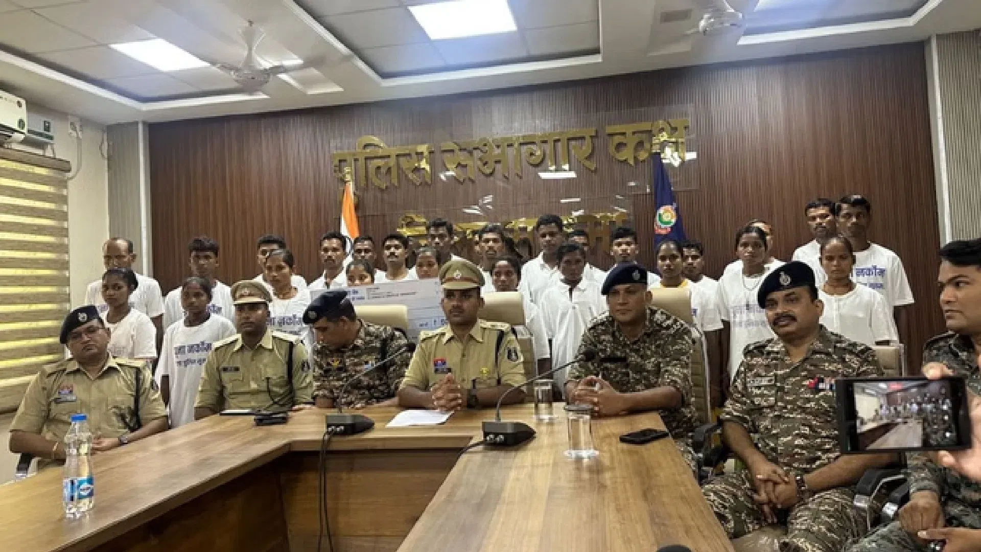 सुरक्षा बलों और पुनर्वास नीतियों का असर, छत्तीसगढ़ में नक्सलियों का सामूहिक आत्मसमर्पण