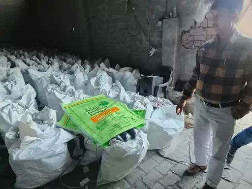 गाजियाबाद के मुरादनगर में बड़ी कार्रवाई: एक हजार से अधिक नकली डीएपी उर्वरक बरामद