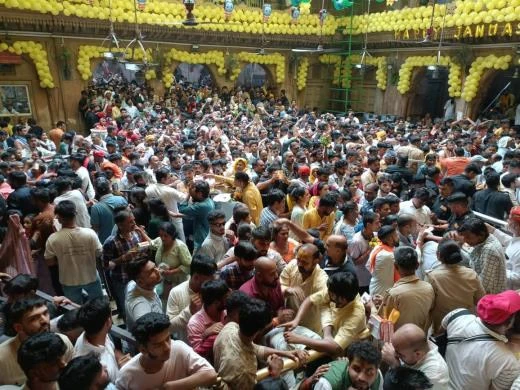 मेरठ श्रद्धालु की वृंदावन मंदिर में दर्शन के दौरान मौत, भीड़ के दबाव से बिगड़ी थी तबीयत