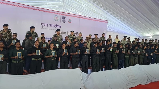 लाल आतंक पर बड़ा प्रहार, 110 महिलाएं और 98 पुरुष नक्सलियों ने डाले हथियार