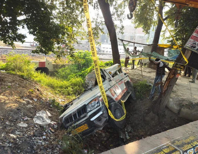 सीतापुर: उत्तराखंड से मरीज लेकर बनारस जा रही निजी एम्बुलेंस पलटी, चार की मौत