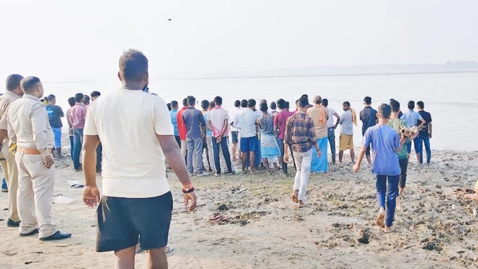 गाजीपुर: गंगा नदी में नहाते समय तीन लड़कियां डूबी, तलाश जारी