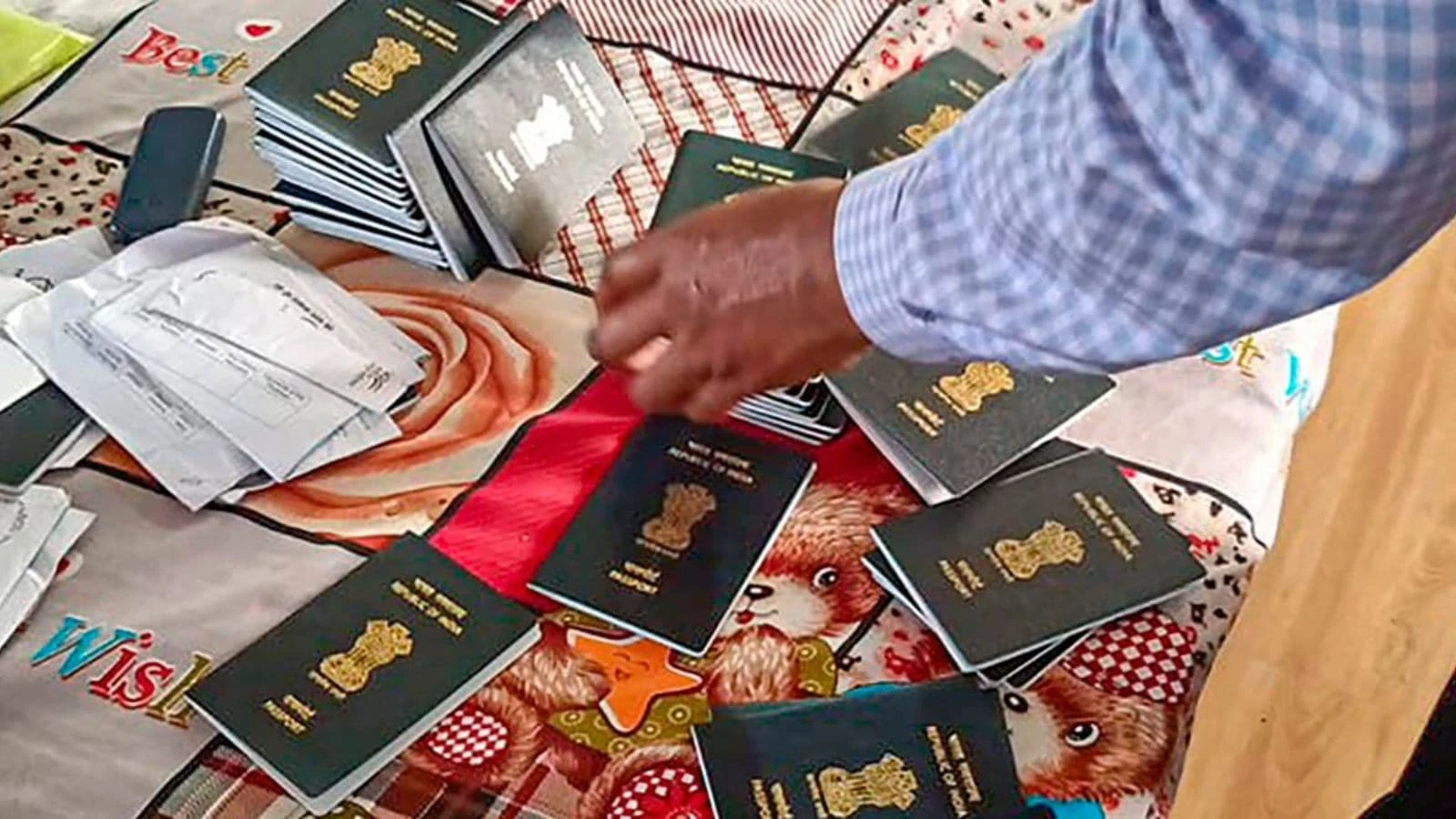 पश्चिम बंगाल में फर्जी पासपोर्ट रैकेट का भंडाफोड़, 400 बांग्लादेशी नागरिक बने ‘भारतीय’