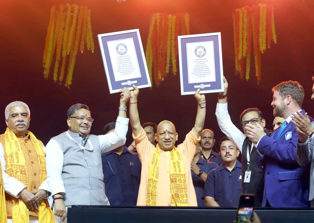अयोध्या दीपोत्सव: 26 लाख दीपों से जगमगाई रामनगरी, गिनीज बुक में दर्ज हुए दो नए कीर्तिमान
