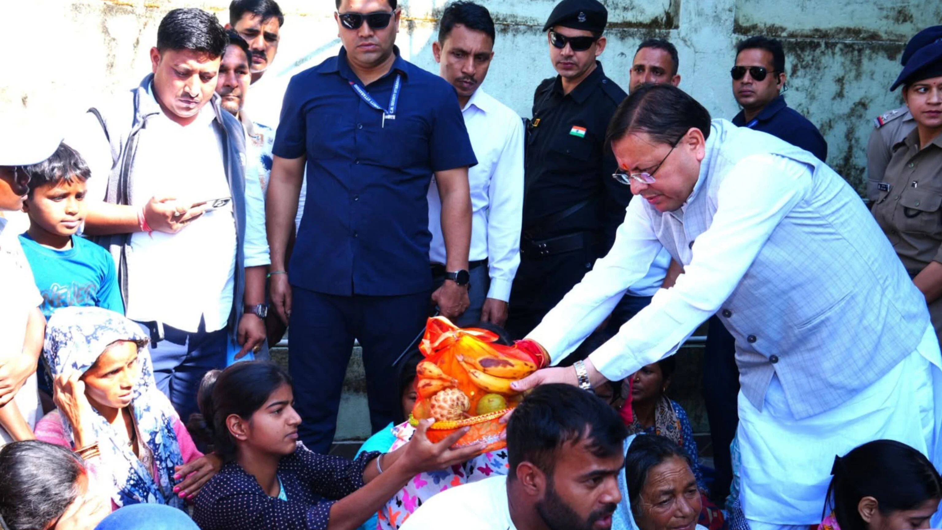 सीएम धामी ने मझाड़ा गांव में आपदा प्रभावितों के साथ मनाई दीपावली, पुनर्निर्माण कार्यों की समीक्षा की