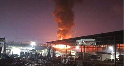 देहरादून की निरंजनपुर मंडी में दीपावली की रात लगी भीषण आग, लाखों का नुकसान