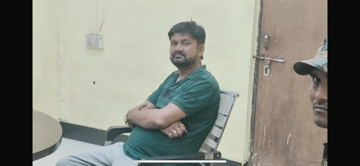 नामांकन के बाद झारखंड पुलिस ने पकड़ा आरजेडी प्रत्याशी, जेएमएम के अलग होते ही बढ़ी सियासी सरगर्मी