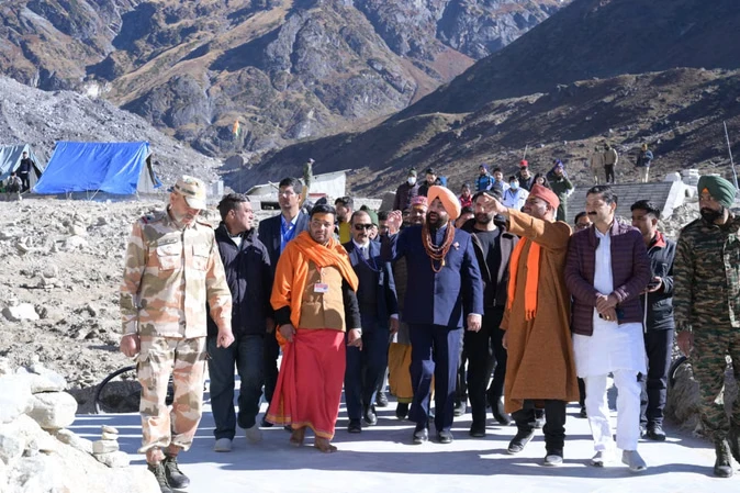 राज्यपाल ने केदारनाथ और बदरीनाथ धाम में की पूजा, पुनर्निर्माण कार्यों का लिया जायजा