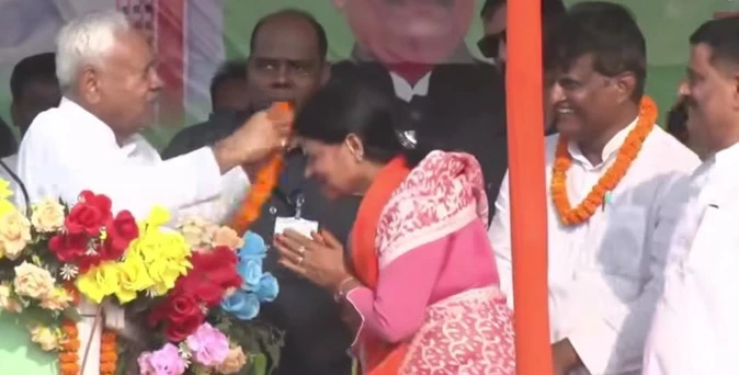 सीएम नीतीश कुमार ने महिला प्रत्याशी को पहना दी माला, मचा बवाल
