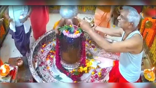 महाकाल मंदिर में पुजारी और संत भिड़े, गर्भगृह में हुई गालीगलौज और हाथापाई