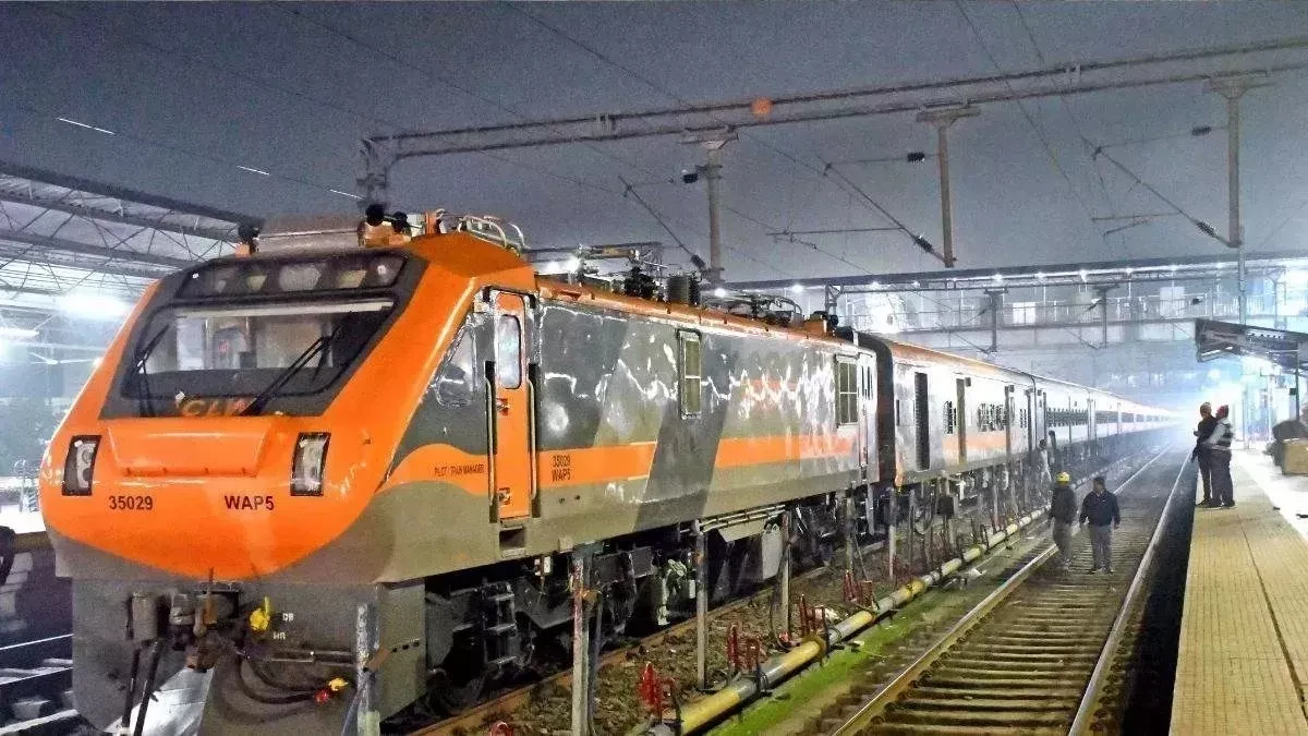 बस्ती में अमृत भारत एक्सप्रेस में धमाका, ट्रेन से उतरकर ट्रैक पर भागने लगे लोग