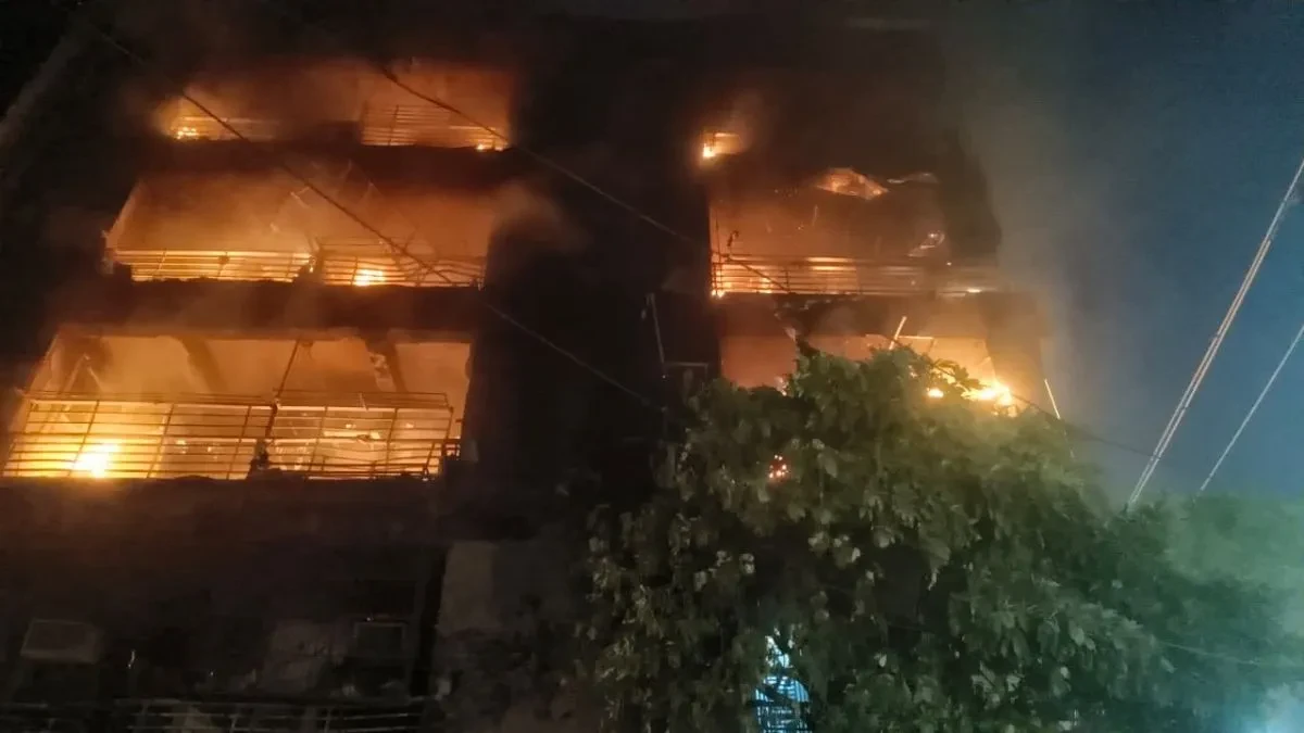 इंदिरापुरम के अपार्टमेंट में लगी आग, चार फ्लैट जलकर हुए खाक