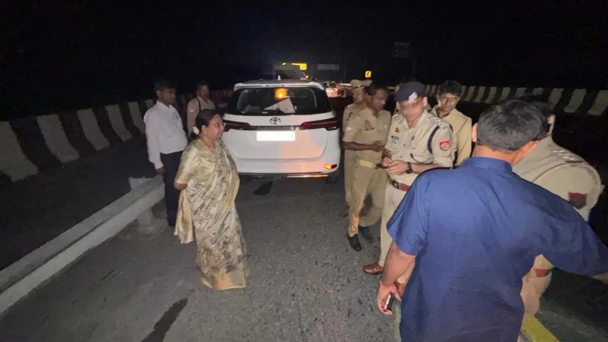 आगरा-लखनऊ एक्सप्रेसवे पर मंत्री बेबी रानी मौर्य के वाहन से टकराया ट्रक, बाल-बाल बचीं