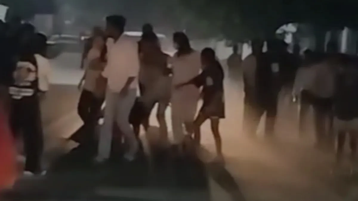 नोएडा में सड़क पर भिड़े युवक-युवतियों के दो गुट, पुलिस ने चार को किया गिरफ्तार