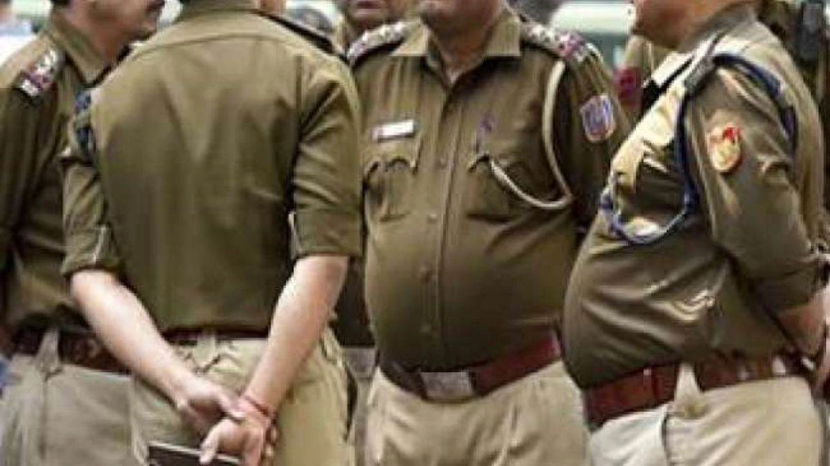वारंटी को पकड़ने गई पुलिस टीम पर पथराव, दो दारोगा और महिला सिपाही घायल