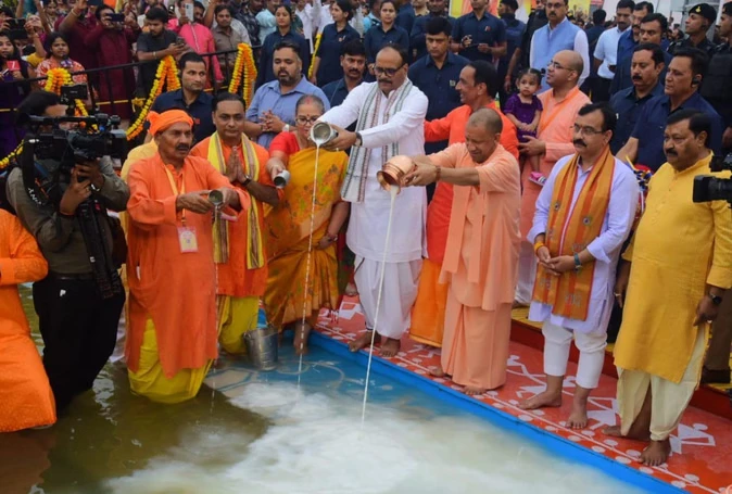 गोमती तट पर सीएम योगी ने दिया सूर्य को अर्घ्य, छठ महापर्व पर दी शुभकामनाएं