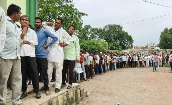 यूपी में खाद की कोई कमी नहीं, पिछले साल से अधिक स्टॉक मौजूद: कृषि मंत्री