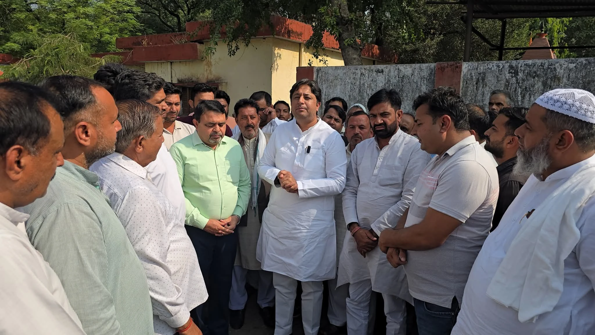 मोरना मिल में किसानों ने सांसद चंदन चौहान का किया घेराव