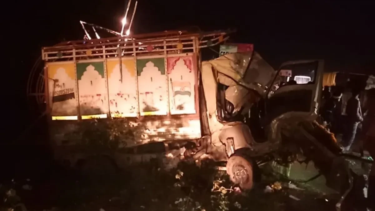 गजरौला में भीषण सड़क हादसा: ट्रक, डीसीएम और लोडर की टक्कर में तीन चालकों की मौत