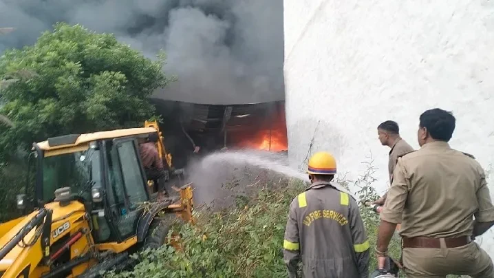 मेरठ में इलेक्ट्रॉनिक्स गोदाम में भीषण आग, दो करोड़ का माल जलकर खाक