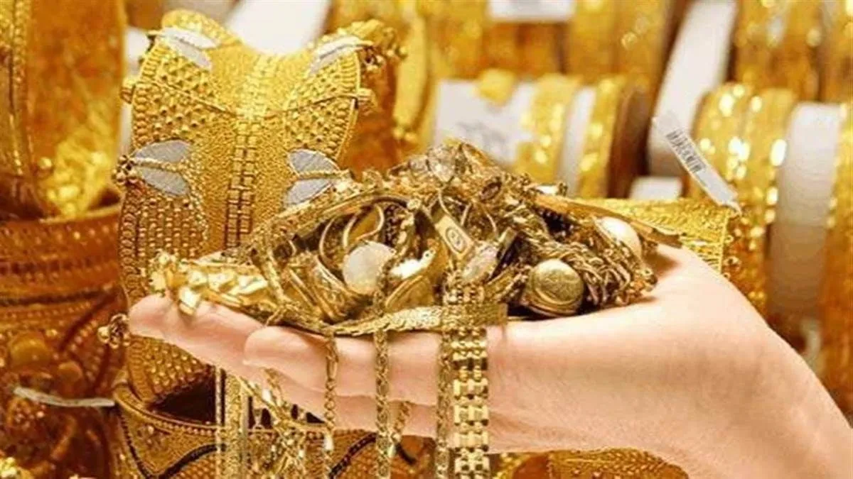 सोने में मामूली गिरावट, चांदी में तेजी बरकरार; शादी सीजन से बढ़ी मांग