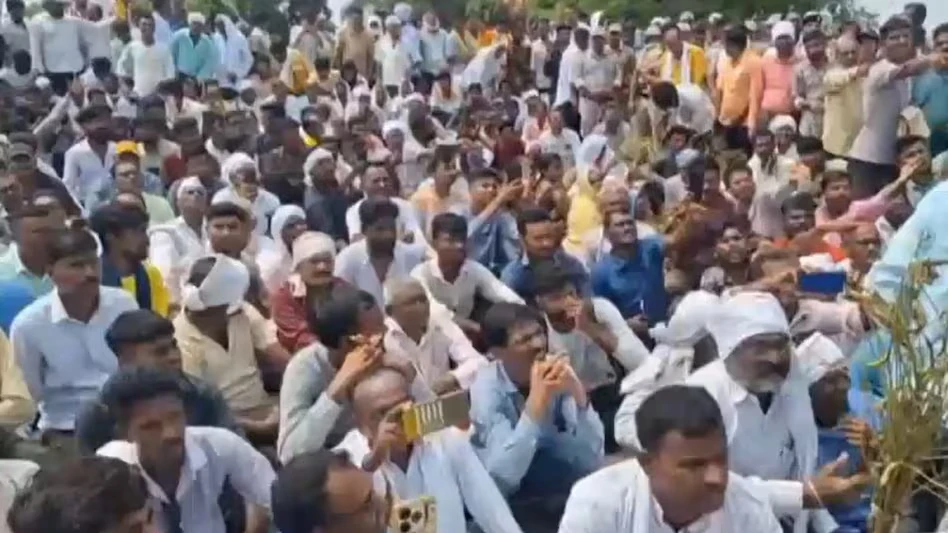 कर्जमाफी की मांग पर उग्र आंदोलन: नागपुर में किसानों ने नेशनल हाइवे किया बंद