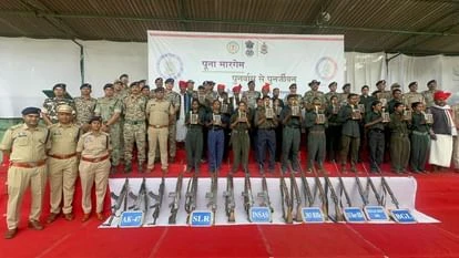 कांकेर में 21 नक्सलियों ने किया आत्मसमर्पण, 18 हथियार किए पुलिस के हवाले
