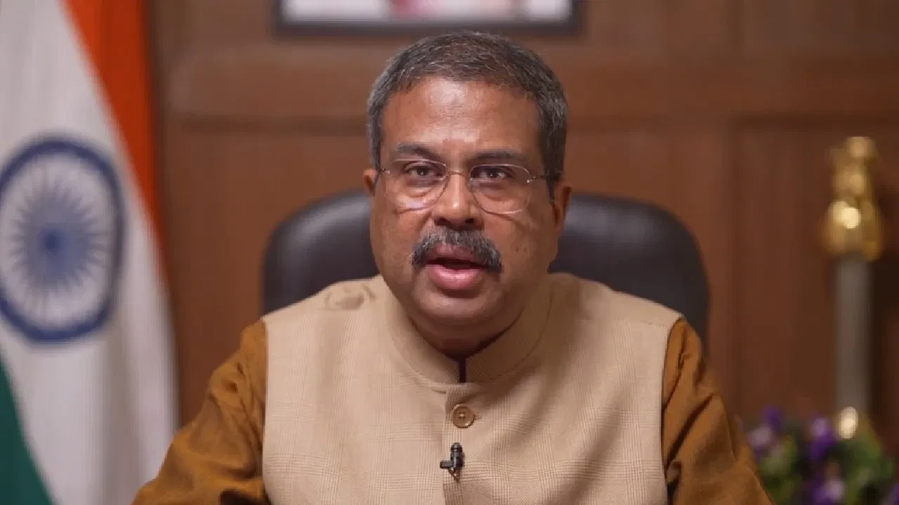 प्रियंका गांधी के शिक्षा नीति संबंधी बयान से नाराज़ धर्मेंद्र प्रधान, कहा– देश के शिक्षकों के प्रयासों का अपमान