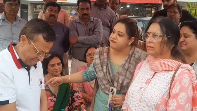मेरठ: ध्वस्तीकरण के बाद सेंट्रल मार्केट में आक्रोश, नाराज़ व्यापारियों का धरना जारी