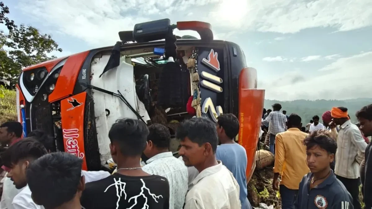 बड़वानी में बस पलटी, नर्मदा परिक्रमा के तीर्थयात्री घायल, एक महिला की मौत