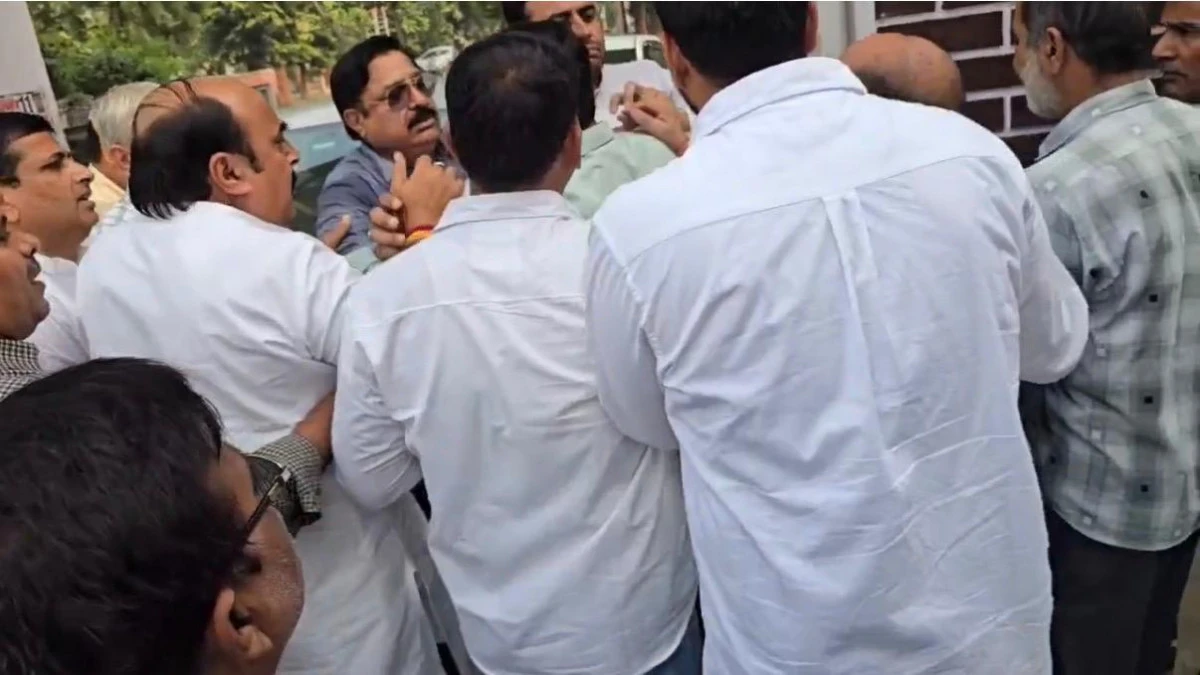 गाड़ी हटाने को लेकर रालोद नेताओं और शिक्षकों के बीच नोकझोंक