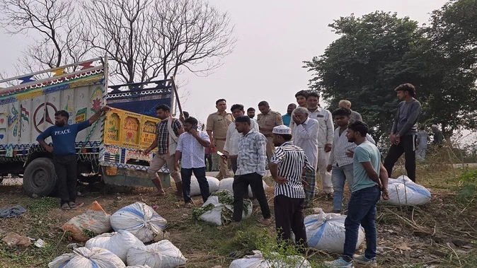 नेशनल हाईवे पर सब्जी से लदा कैंटर पलटा, तीन किसानों की मौत, चार गंभीर घायल
