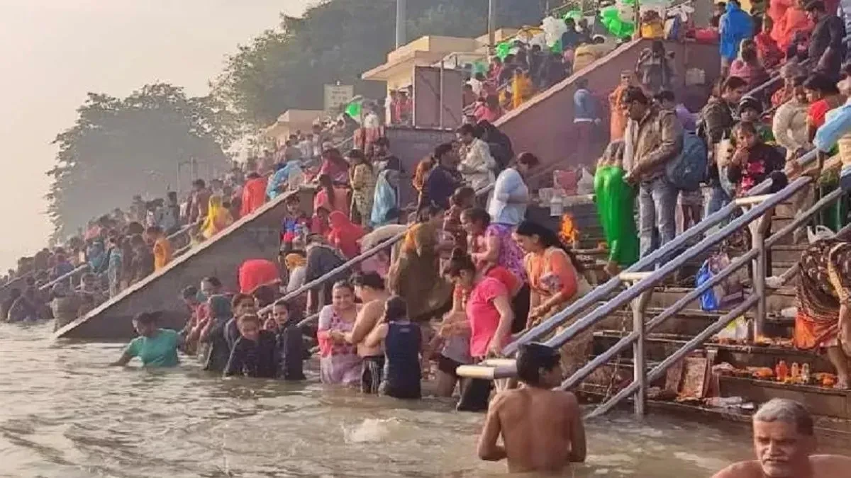 गढ़मुक्तेश्वर में शुरू हुआ ऐतिहासिक कार्तिक गंगा मेला, अब तक 14 लाख श्रद्धालु पहुंचे
