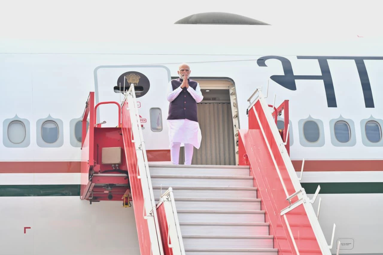 छत्तीसगढ़ स्थापना दिवस पर रायपुर पहुंचे पीएम मोदी, कई परियोजनाओं का किया शुभारंभ