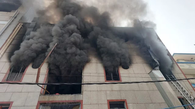 दिल्ली के वजीरपुर इंडस्ट्रियल एरिया में भीषण आग, फायर ब्रिगेड ने संभाला मोर्चा