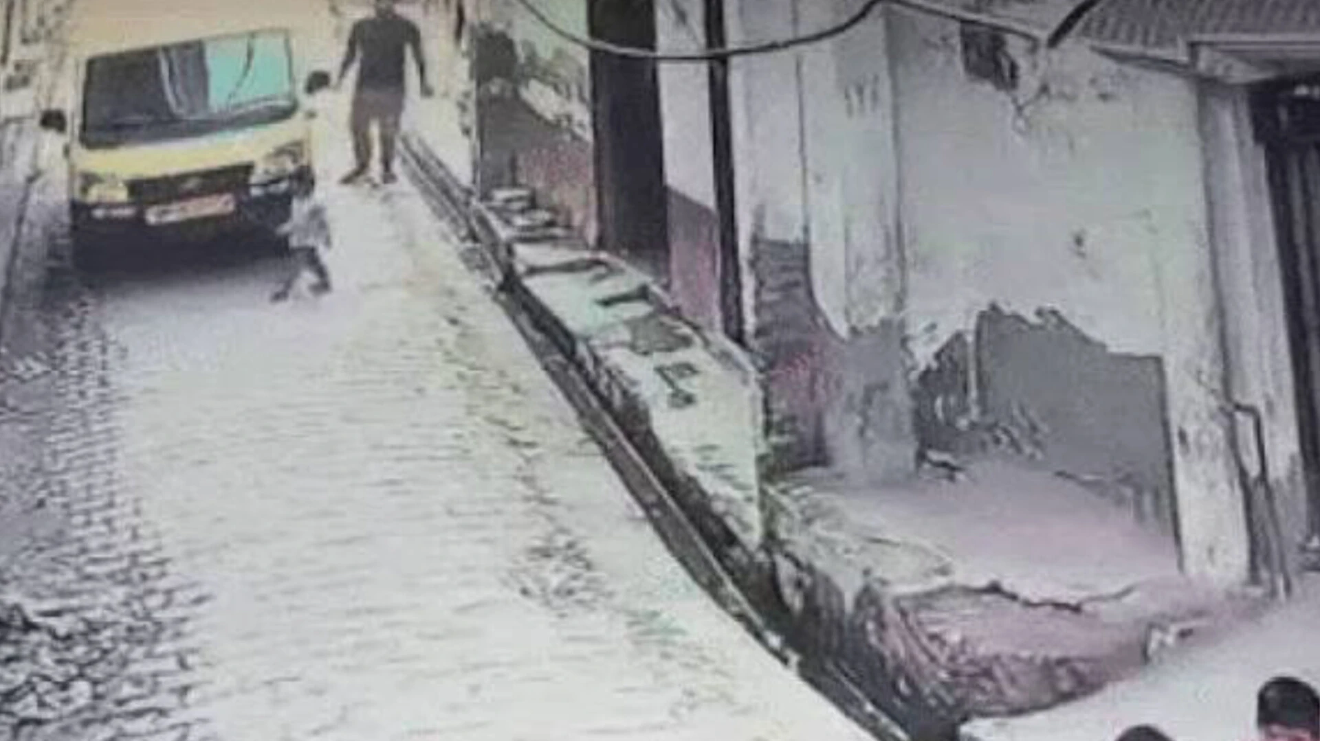 मुजफ्फरनगर में दर्दनाक हादसा: स्कूल वैन की चपेट में आने से ढाई साल के मासूम की मौत
